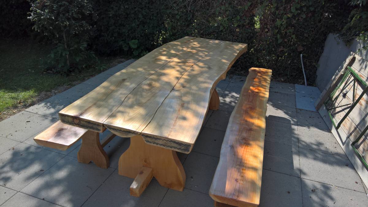 tavolo e panche in legno