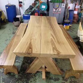 tavolo e panche in legno